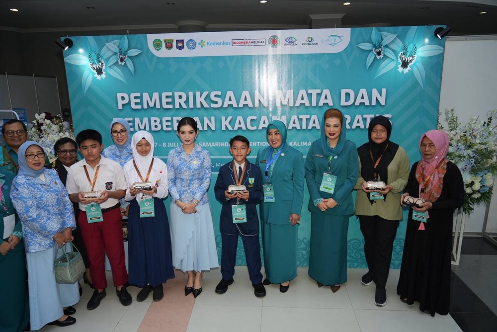 Gubernur dan Bunda Harum Dampingi Istri Wapres Serahkan Kacamata Gratis