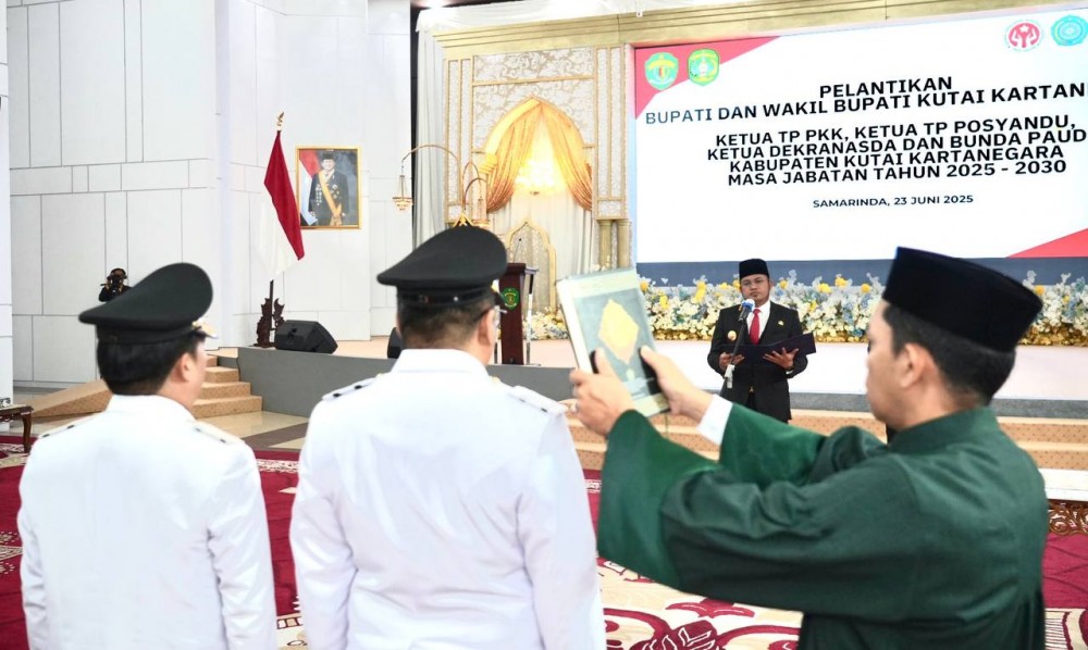 Lantik Bupati dan Wakil Bupati Kukar 2025-2030, Gubernur Harum : Untuk Rakyat, Samakan Visi Misi dan Jangan KKN