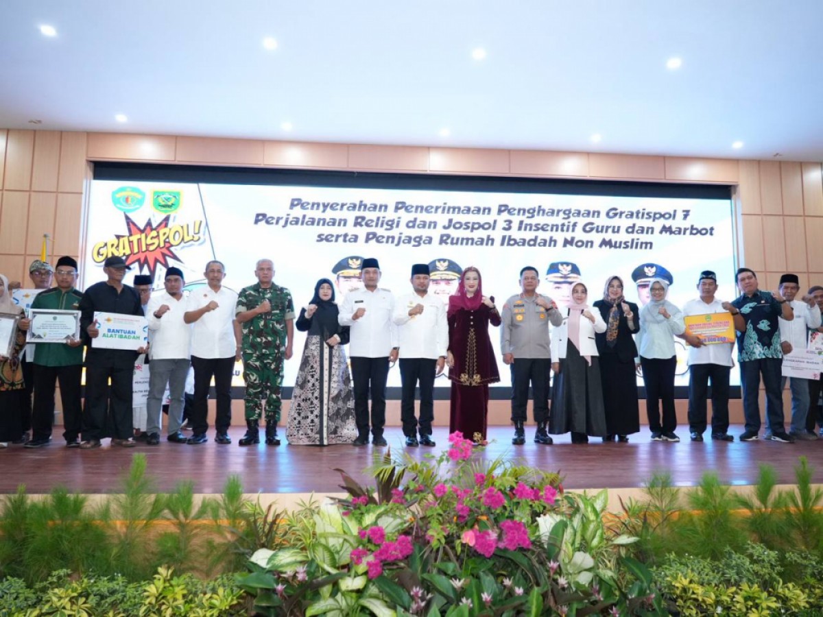 Rudy-Seno Serahkan Penghargaan Gratispol dan Jospol di Berau