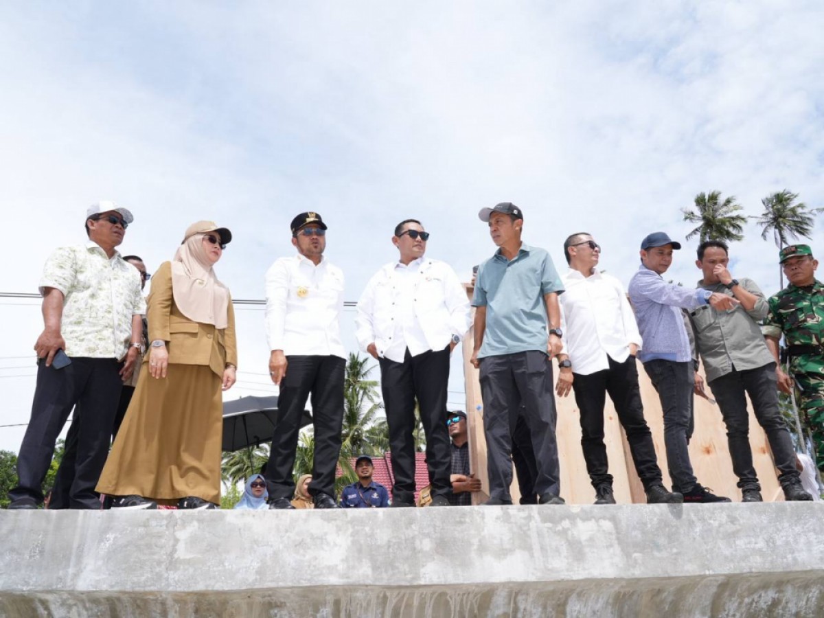 Tinjau Proyek Penahan Abrasi Pantai Biduk-Biduk, Gubernur Harum: Pesisir Pantai Tanami Bakau
