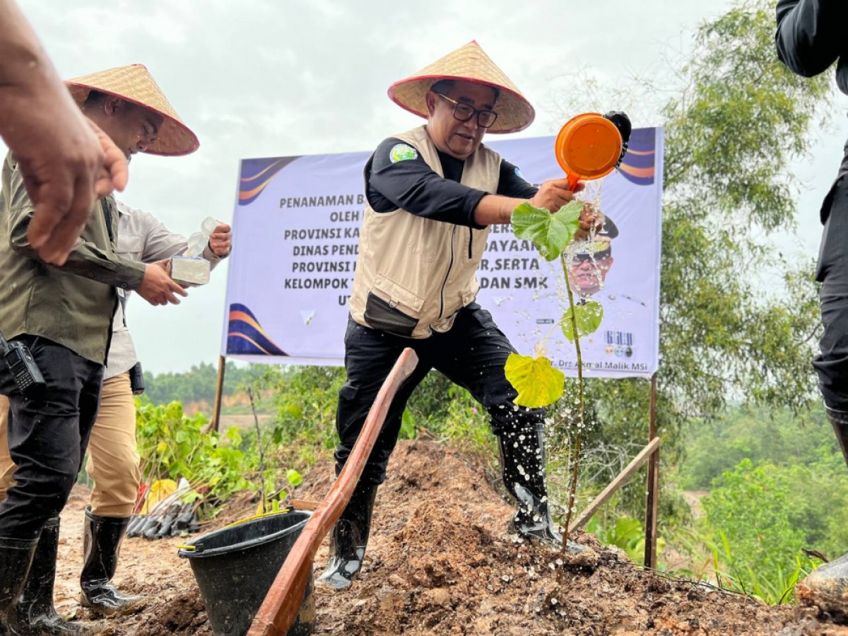 Pj Gubernur Kaltim Serahkan Bantuan  Excavator dan Tanam Bibit Pohon Kemiri di Lahan Eks Tambang