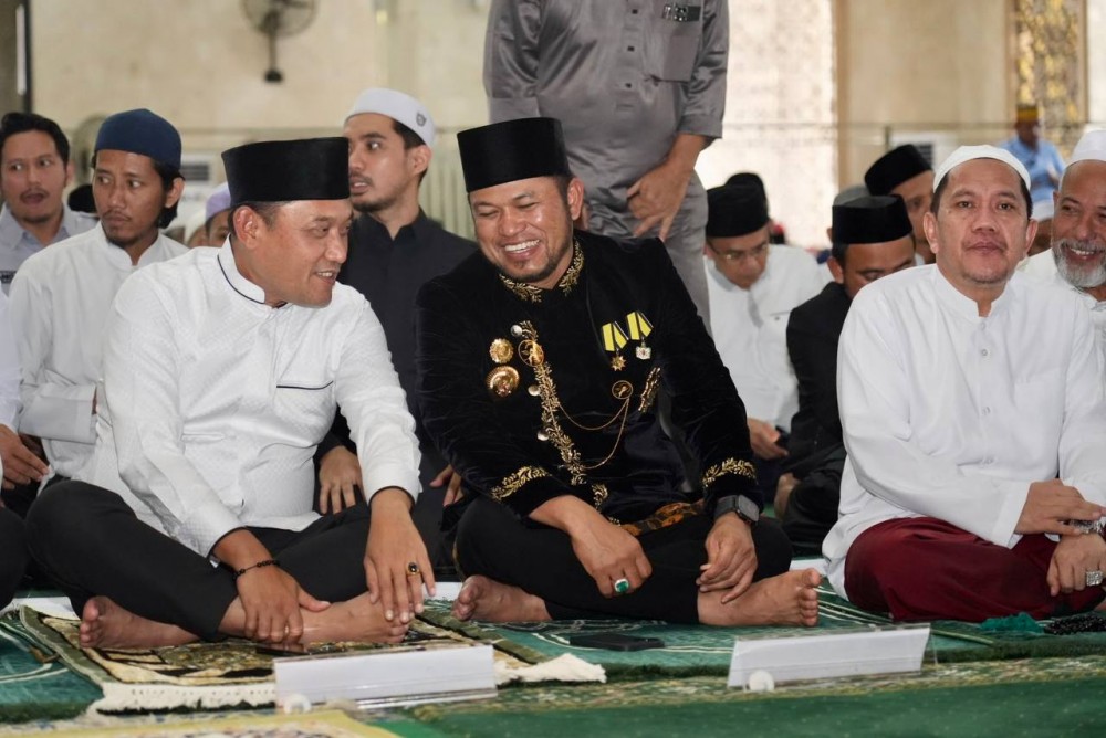 Salat Zuhur Berjamaah dan Syukuran HUT RI 2025, Gubernur Harum: Selalu Bersyukur dan Berkarya Nyata Untuk Bangsa