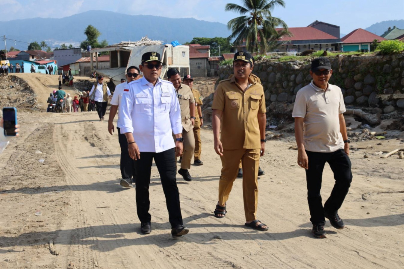 Wagub Seno Tinjau Dampak Banjir di Sumbar
