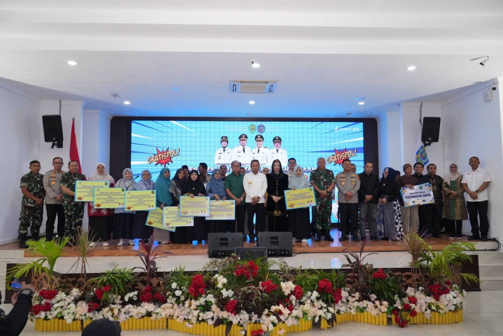 Gubernur : Kami Datang Memenuhi Janji, Serahkan Bantuan Program Gratispol dan Jospol di Bontang