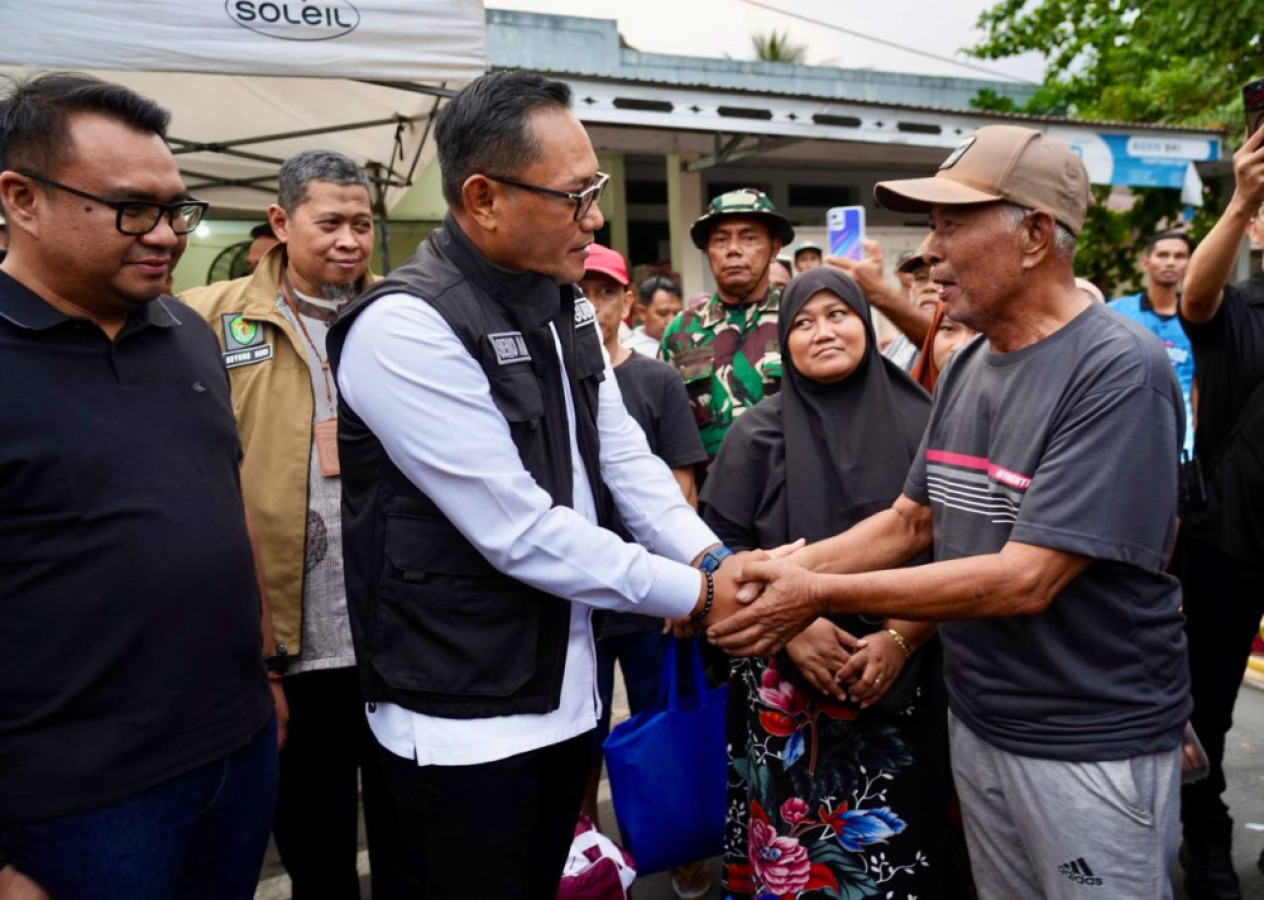 Wagub Seno Serahkan Bantuan Korban Kebakaran Tenggarong