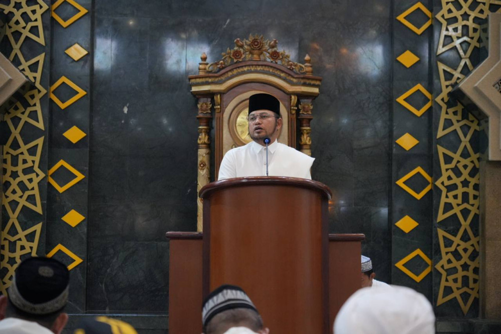 Salat Iduladha di Masjid Baitul Muttaqien, Gubernur Harum Serahkan Sapi Bantuan Presiden Prabowo Seberat 1,07 Ton