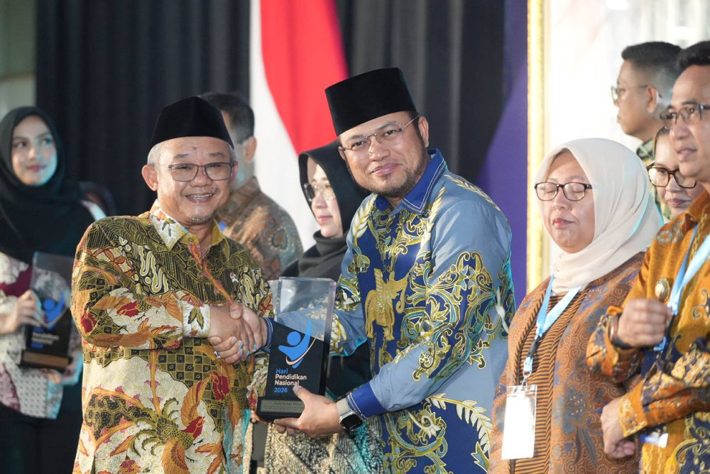 Gubernur Harum Raih Anugerah Hardiknas 2026