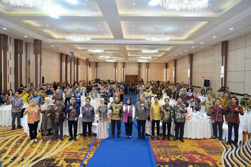 Raih Pelopor Inovasi Pendidikan. Gubernur Rudy Mas’ud Dinobatkan Tokoh Transformasi Pendidikan Berkelanjutan