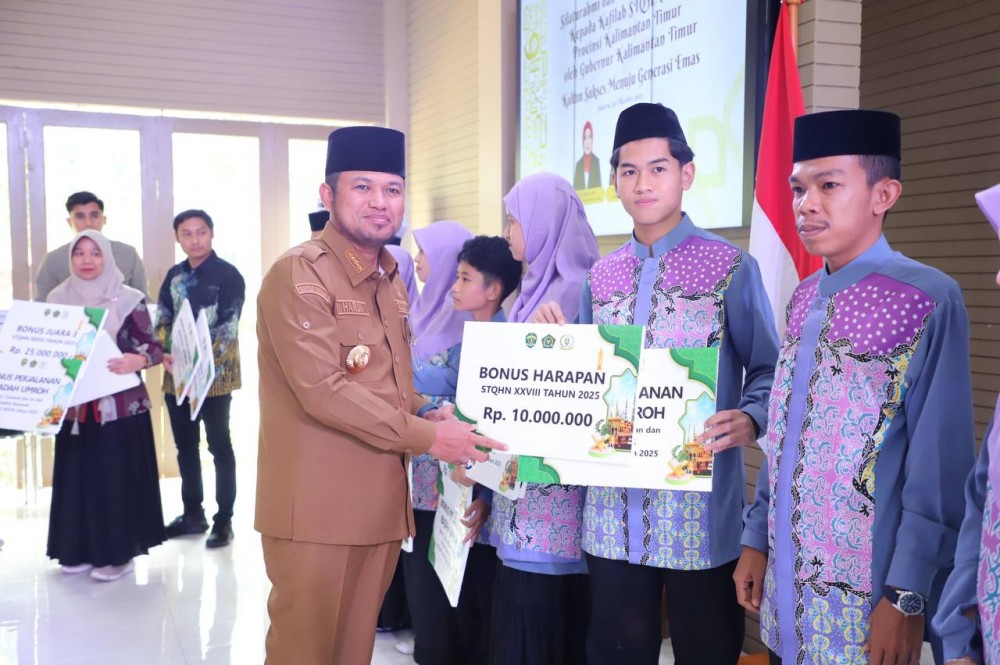 Serahkan Bonus Umroh untuk Kafilah Kaltim STQH Nasional, Gubernur Harum: Perlu Hujan Deras dan Badai Petir untuk Hadirkan Pelangi