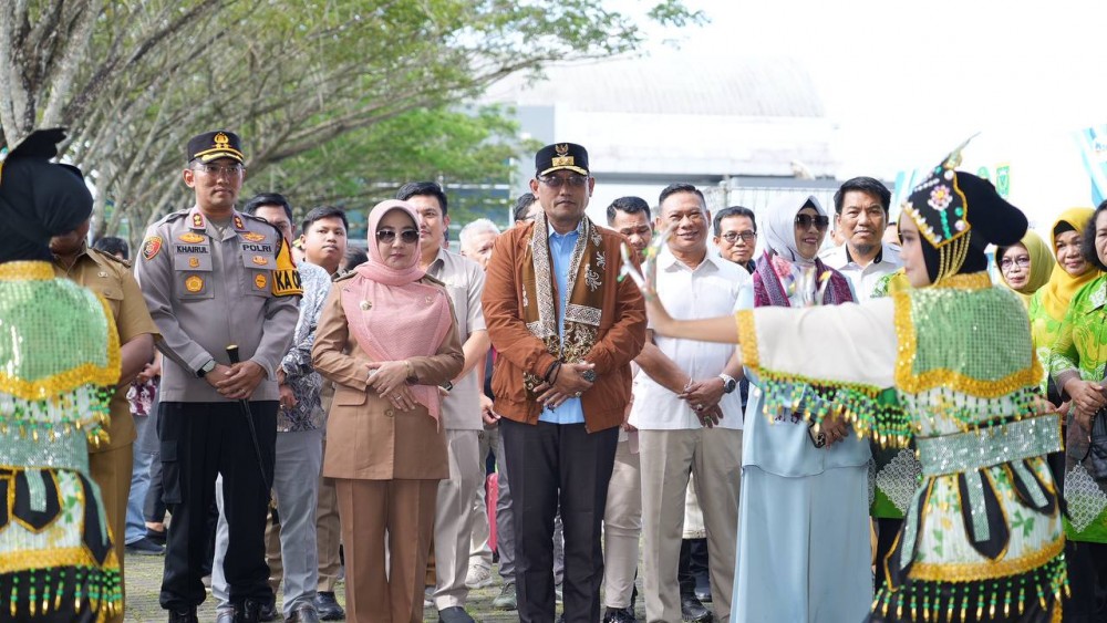 Tiba di Bandara Kalimarau, Wagub Disambut Tepung Tawar Kesultanan Berau