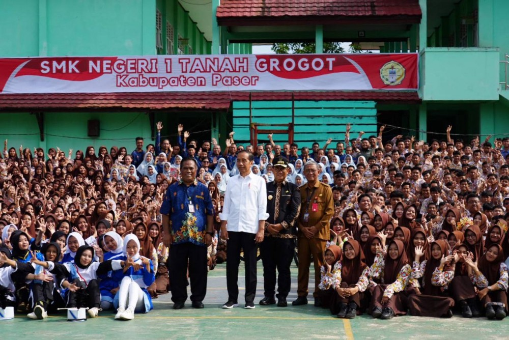 Presiden Jokowi Disambut Ratusan Siswa SMK 1 Tanah Grogot