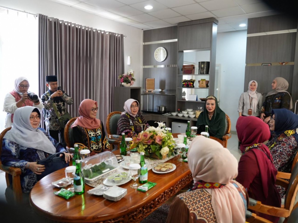 Disambut Bunda Harum dan Sekda Sri, Menteri PPPA RI Langsung Menyapa Korban Kekerasan