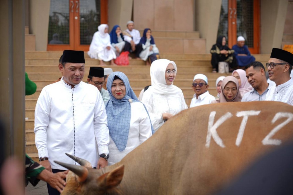 Serahkan Bantuan 21 Ekor Sapi Kurban Kepada Masjid Islamic Center, Wagub Seno Berharap Daging Kurban Juga Dibagikan Kepada Masyarakat Non Muslim
